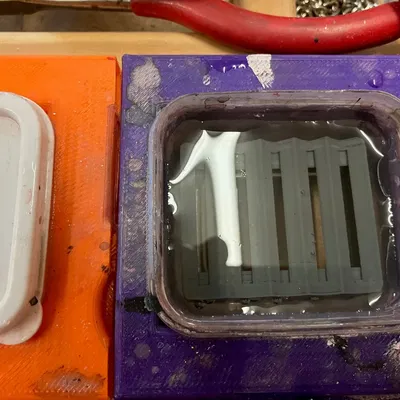 Giá đỡ làm sạch chổi cho hộp chứa đồ