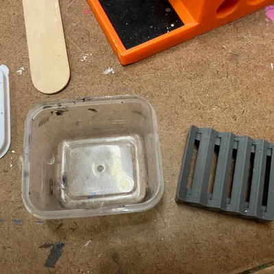 Giá đỡ làm sạch chổi cho hộp chứa đồ