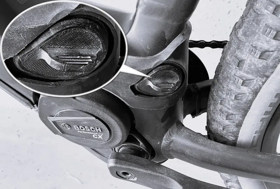 Nắp che cổng sạc cho xe đạp điện CUBE - Image 1