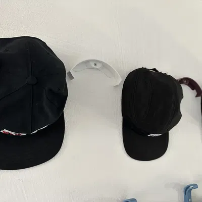 Giá treo mũ CapHanger gắn tường giữ dáng mũ