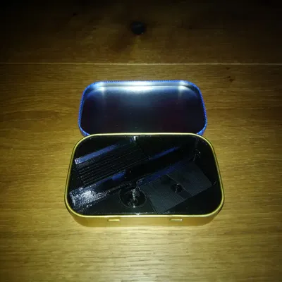 Hộp đựng dao cạo hai lưỡi Henson AL13 với hộp Grether's