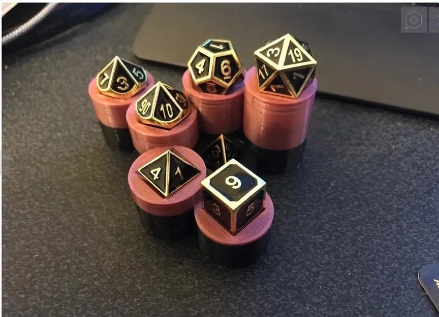 Giá đỡ bộ xúc xắc trang trí cho bàn làm việc - Image 1