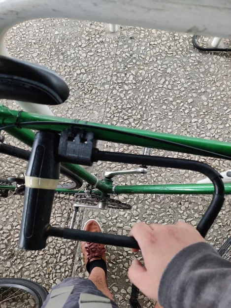 Giá đỡ khóa xe đạp Decathlon gắn khung xe - Image 1