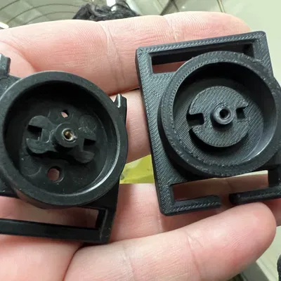 Giá đỡ cốc cho xe đẩy trẻ em bị hỏng