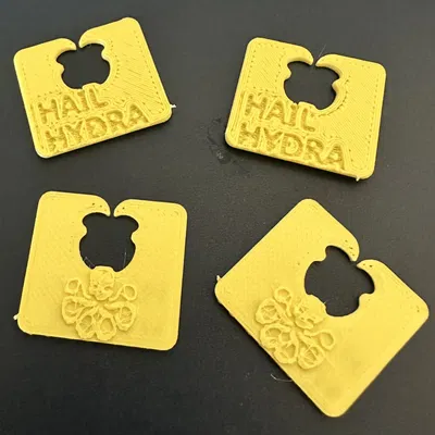 Kẹp túi bánh mì với logo Hydra và câu trích dẫn Hail Hydra