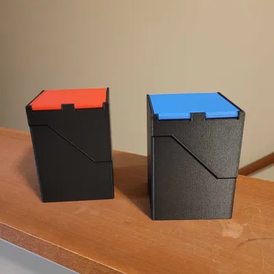 Hộp bài Ultimate v4 với nắp bản lề và cơ chế từ tính