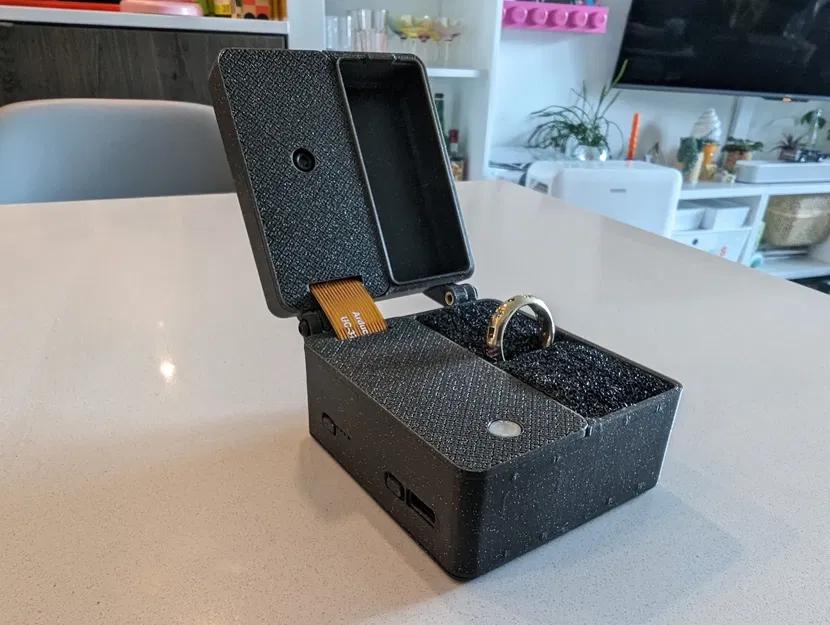 Hộp nhẫn tích hợp camera Pi cho buổi cầu hôn - Image 1