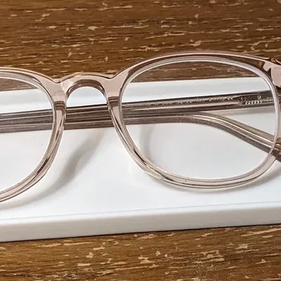 Khay để kính và kính áp tròng đơn giản, tối giản