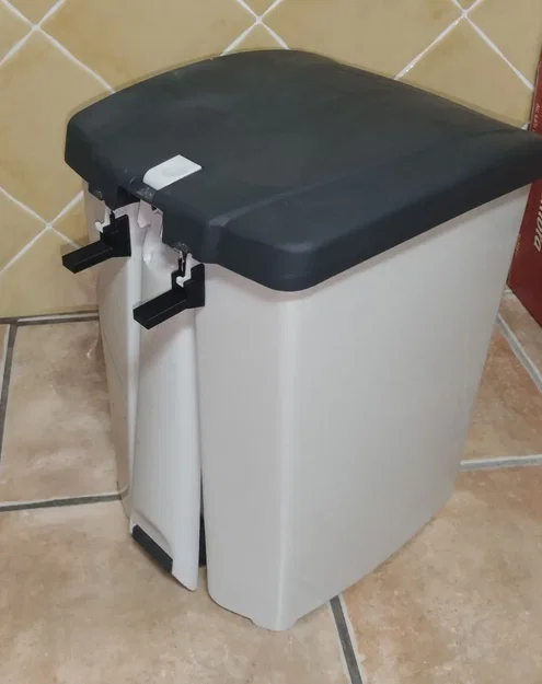 Bộ phận ngăn cách thùng rác Mercadona với tường - Image 1