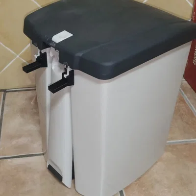 Bộ phận ngăn cách thùng rác Mercadona với tường