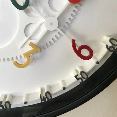 Đồng hồ giờ lang thang treo tường phong cách hiện đại