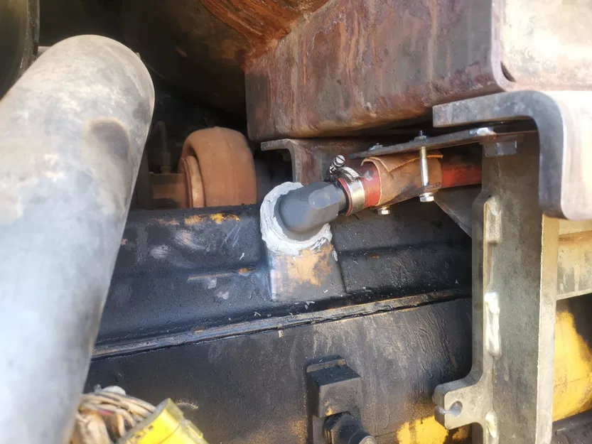 Bộ chuyển đổi ống thông hơi cho khối động cơ John Deere 824K - Image 10