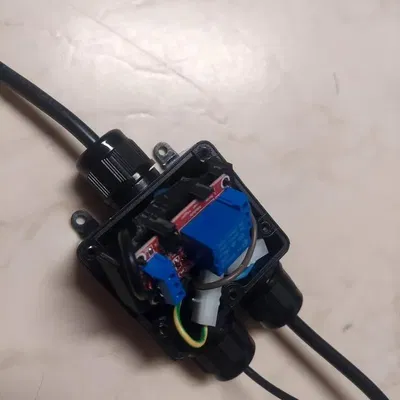 Hộp nối cáp với chỗ lắp relay chắc chắn
