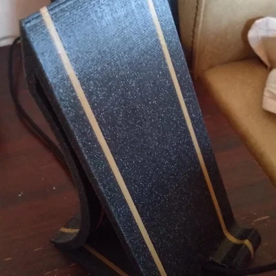 Giá đỡ điện thoại đa sắc với lỗ sạc cáp