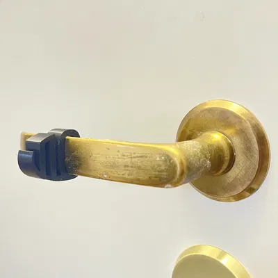 Bumper cửa cho tay nắm mỏng trên cửa trong Thụy Điển