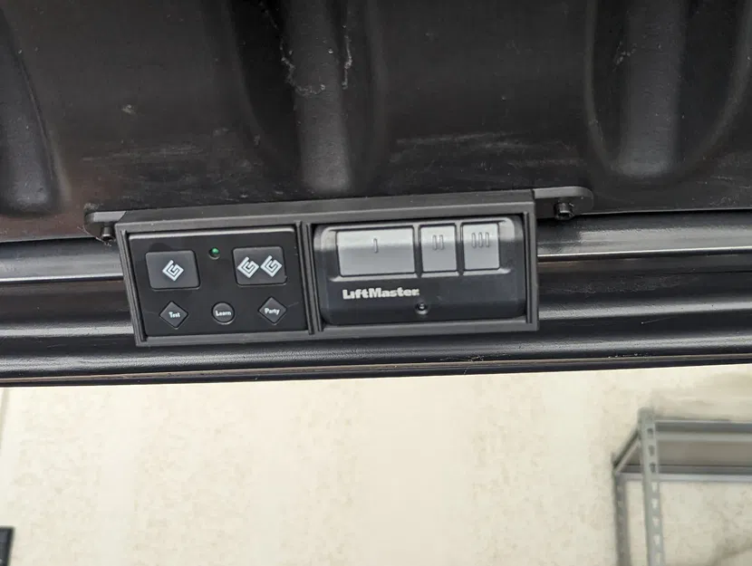 Giá đỡ điều khiển cửa gara cho xe golf hoặc UTV - Image 1