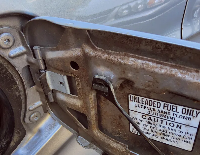 Kẹp giữ dây đeo nắp bình xăng - Image 1