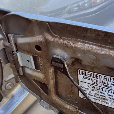 Kẹp giữ dây đeo nắp bình xăng