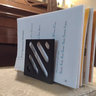 Giá đỡ sách và tài liệu cho bài học piano