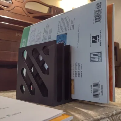 Giá đỡ sách và tài liệu cho bài học piano