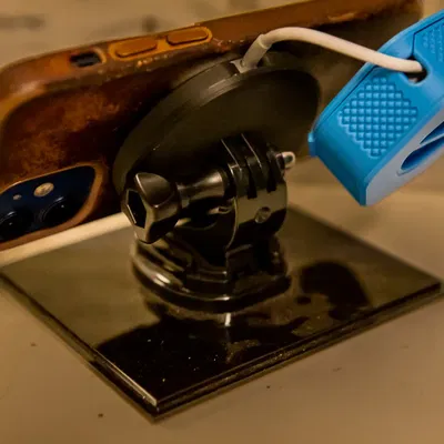 Giá đỡ MagSafe với chân đế GoPro tiện dụng