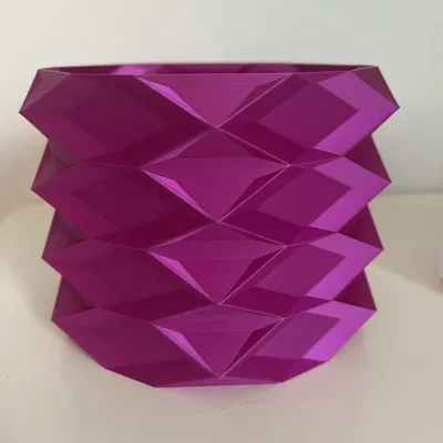 Chậu cây hình kim cương với các cạnh sắc nét