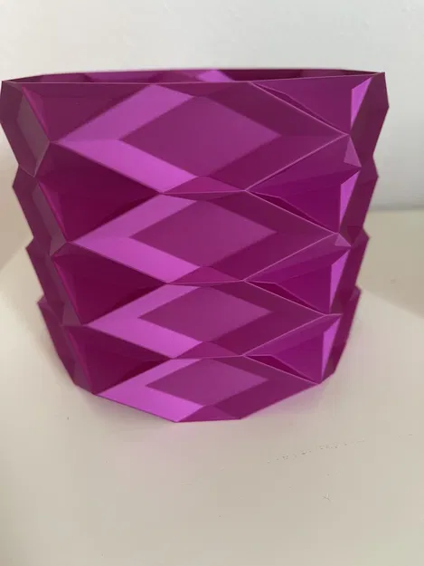 Chậu cây hình kim cương với các cạnh sắc nét - Image 2