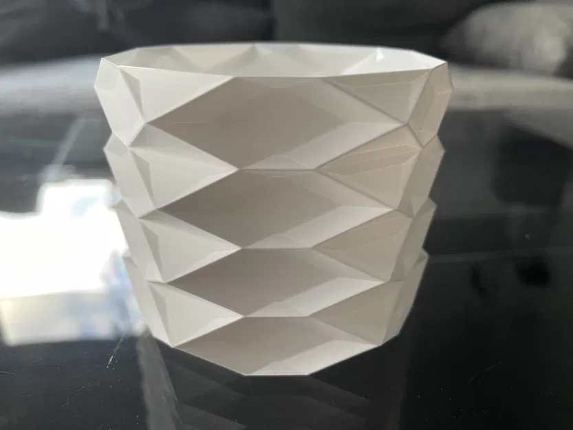 Chậu cây hình kim cương với các cạnh sắc nét - Image 3