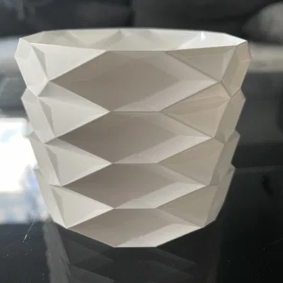 Chậu cây hình kim cương với các cạnh sắc nét