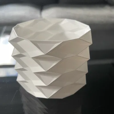 Chậu cây hình kim cương với các cạnh sắc nét