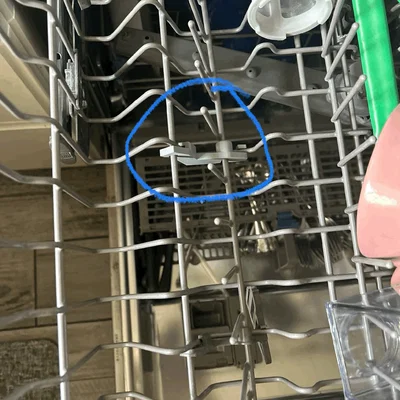 Kẹp máy rửa chén chắc chắn hơn với thiết kế dày hơn