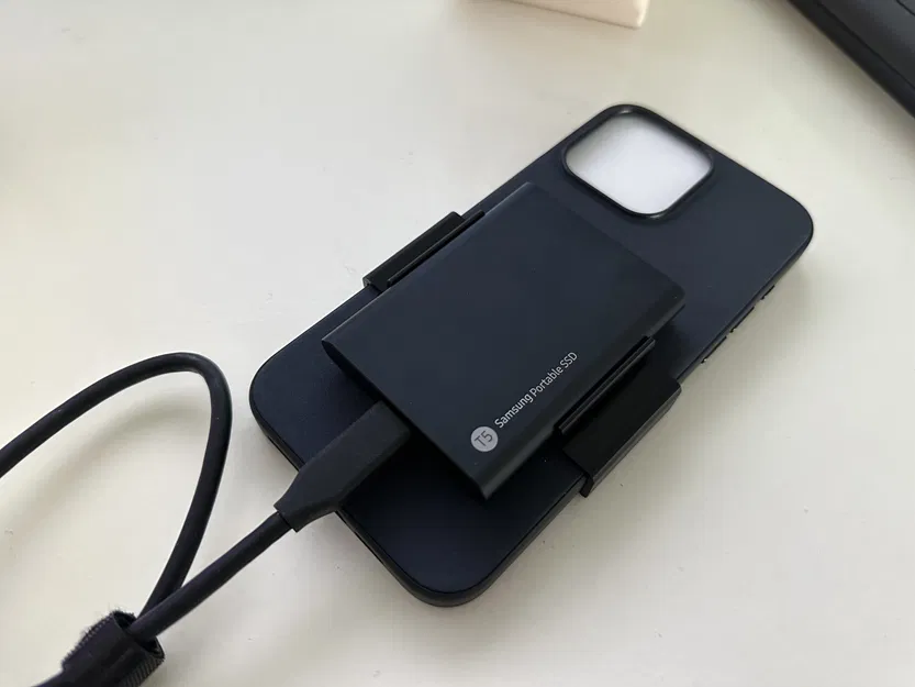 Giá đỡ SSD Samsung T5 cho ốp FineWoven iPhone 15 Pro Max - Image 1