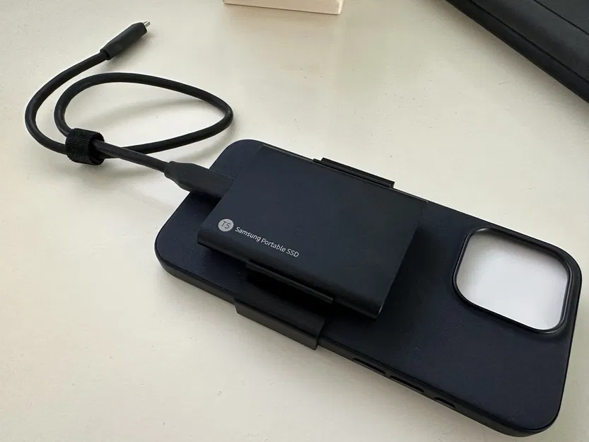 Giá đỡ SSD Samsung T5 cho ốp FineWoven iPhone 15 Pro Max - Image 2