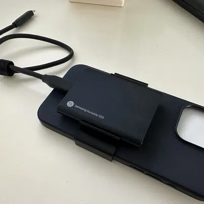 Giá đỡ SSD Samsung T5 cho ốp FineWoven iPhone 15 Pro Max