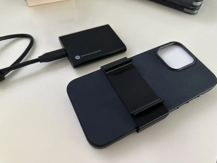 Giá đỡ SSD Samsung T5 cho ốp FineWoven iPhone 15 Pro Max - Image 3