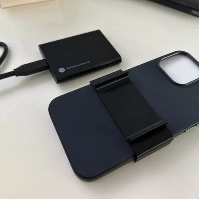 Giá đỡ SSD Samsung T5 cho ốp FineWoven iPhone 15 Pro Max