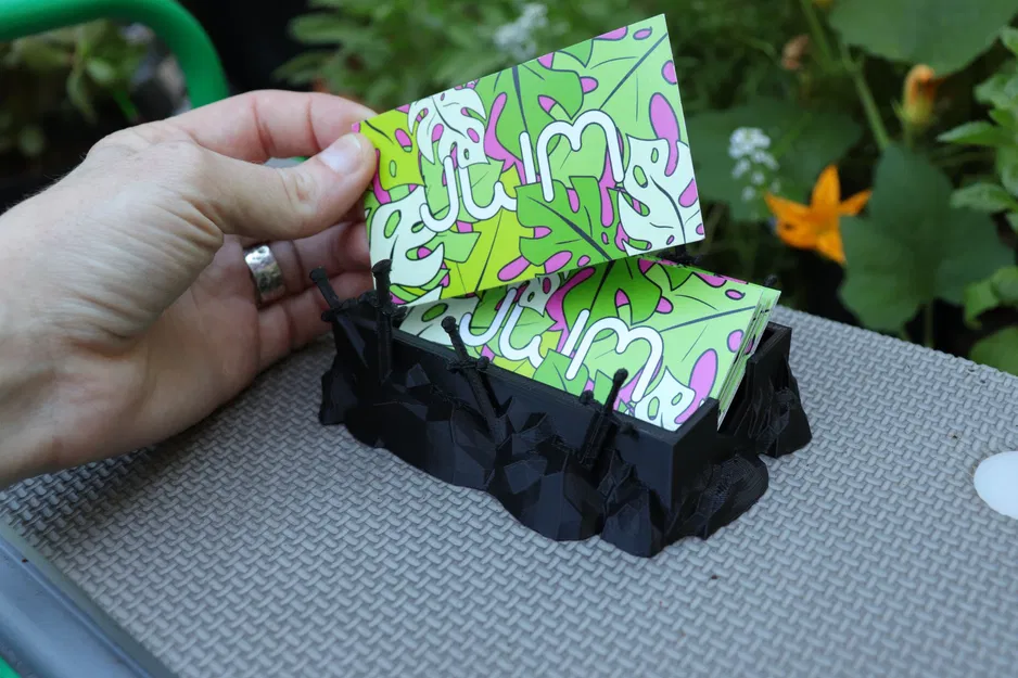 Giá đỡ danh thiếp lấy cảm hứng từ Vua Arthur - Image 1