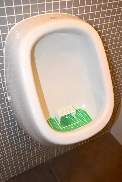 Bóng đá cho bồn tiểu - Image 2