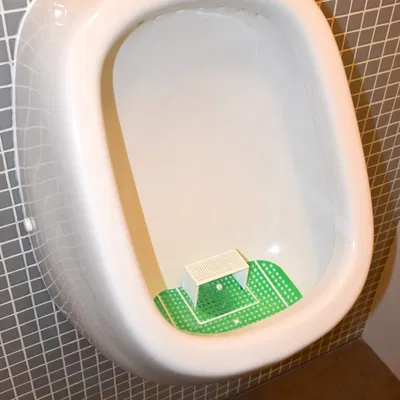 Bóng đá cho bồn tiểu