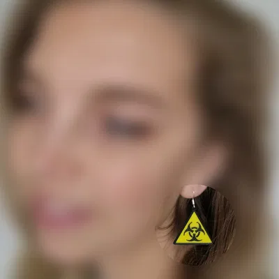 Bông tai biểu tượng cảnh báo độc đáo