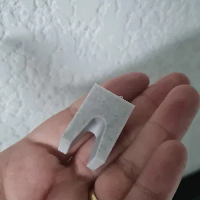 Khối đệm giữ chậu hoa gần tường