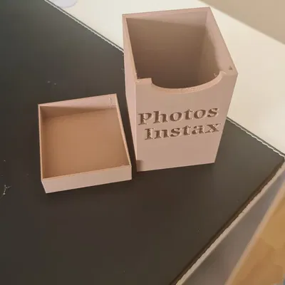 Hộp ảnh Instax Mini với thiết kế phẳng và tổ chức gọn gàng