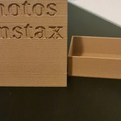 Hộp ảnh Instax Mini với thiết kế phẳng và tổ chức gọn gàng