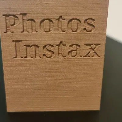 Hộp ảnh Instax Mini với thiết kế phẳng và tổ chức gọn gàng