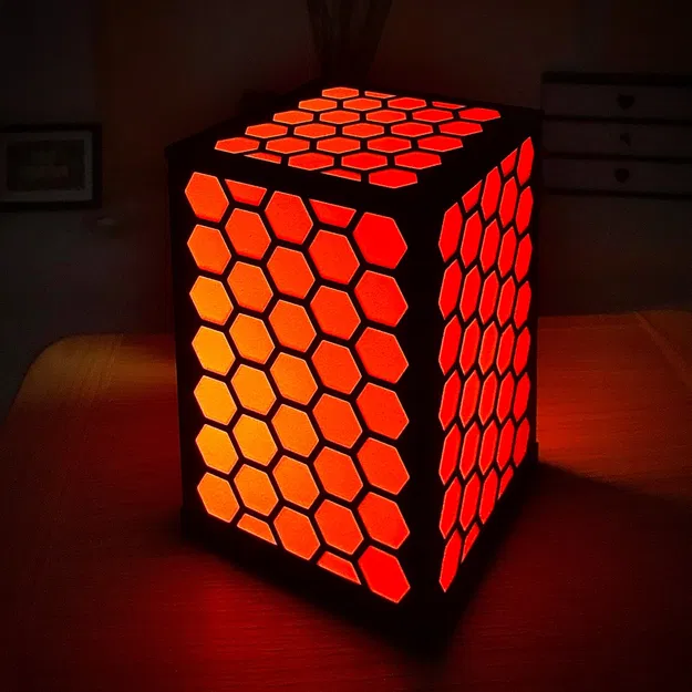 Đèn bàn hình lục giác màu đen và cam cho không gian làm việc Prusa - Image 1