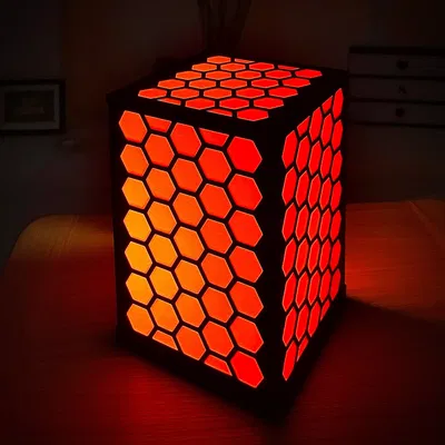 Đèn bàn hình lục giác màu đen và cam cho không gian làm việc Prusa