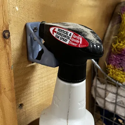 Giá treo chai xịt chắc chắn và tự nhiên