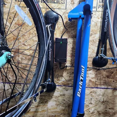 Giá treo tường cho bộ nguồn xe đạp điện Aventon Pace 500.2