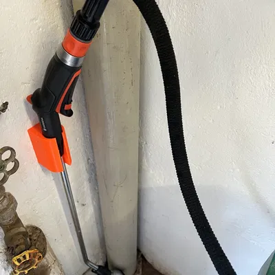 Giá đỡ ống nước Gardena treo tường