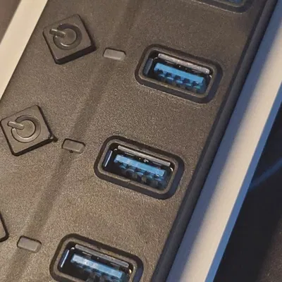 Giá đỡ USB cho bảng ghim Ikea Skadis